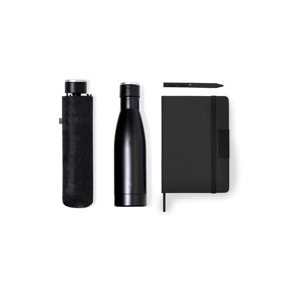 Elegante set premium que incluye:Termo de doble capa en acero inoxidable reciclado de acabado negro mate y de 500 ml de capacidad, con asa rígida de metal color plata mate. Con distintivo acero inoxidableBloc de notas en RPET en elegante color negro, con detalle metálico especial para marcaje en láser. Incluye cierre elástico y marcapáginas de tela. Interior con 80 hojas de disposición a una raya. Con distintivo RPETParaguas plegable de color negro con 98cm de diámetro. En material pongee 190T RPET. De apertura manual, con sistema anti viento y varillas fibra de vidrio. Con funda de transporte y cintas a juego. Con etiqueta distintiva RPET.Bolígrafo en RPET de acabado negro mate, de mecanismo giratorio y tinta azul. El material RPET se elabora a partir de plástico reciclado, para así fomentar la reutilización de residuos plásticos y ayudar a la sostenibilidad del planeta. Set presentado en estuche individual de acabado mate, con troquelado interior para cada uno de los elementos del set.