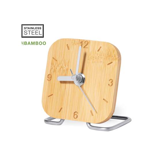 Reloj de mesa fabricado en bambú barnizado y resistente acero inoxidable. Un accesorio decorativo que no podrá faltar en su mesa. Alimentación a pilas (1xAA No incluida). Presentado en caja individual de diseño kraft.Materiales como el bambú fomentan la utilización de materias primas naturales reduciendo las emisiones contaminantes. Además, el bambú proviene de una planta de gran resistencia y versatilidad, con crecimiento y regeneración rápida, siendo una excelente alternativa al uso de madera tradicional.