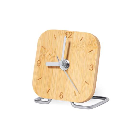 Reloj de mesa fabricado en bambú barnizado y resistente acero inoxidable. Un accesorio decorativo que no podrá faltar en su mesa. Alimentación a pilas (1xAA No incluida). Presentado en caja individual de diseño kraft.Materiales como el bambú fomentan la utilización de materias primas naturales reduciendo las emisiones contaminantes. Además, el bambú proviene de una planta de gran resistencia y versatilidad, con crecimiento y regeneración rápida, siendo una excelente alternativa al uso de madera tradicional.