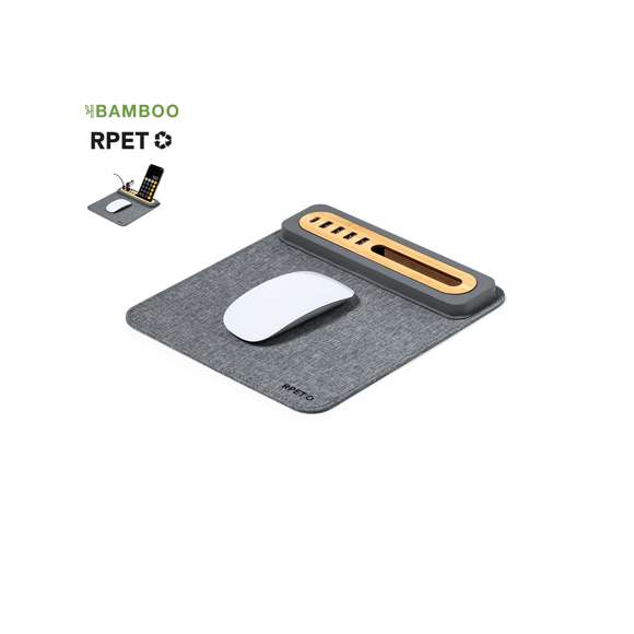 Elegante y funcional alfombrilla fabricada en combinación de suave poliéster RPET y bambú. Con puerto tipo C y cuatro puertos USB 2.0, permitiendo conectar y cargar los dispositivos fácilmente. Con soporte para smartphone y base antideslizante que garantiza un uso cómodo y estable. Introduce una nueva era de conectividad y sostenibilidad en el espacio de trabajo.Presentada en caja individual de diseño kraft y en bolsa reciclada.El material RPET se elabora a partir de plástico reciclado, para así fomentar la reutilización de residuos plásticos y ayudar a la sostenibilidad del planeta.