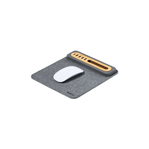 Elegante y funcional alfombrilla fabricada en combinación de suave poliéster RPET y bambú. Con puerto tipo C y cuatro puertos USB 2.0, permitiendo conectar y cargar los dispositivos fácilmente. Con soporte para smartphone y base antideslizante que garantiza un uso cómodo y estable. Introduce una nueva era de conectividad y sostenibilidad en el espacio de trabajo.Presentada en caja individual de diseño kraft y en bolsa reciclada.El material RPET se elabora a partir de plástico reciclado, para así fomentar la reutilización de residuos plásticos y ayudar a la sostenibilidad del planeta.