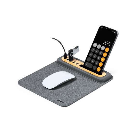 Elegante y funcional alfombrilla fabricada en combinación de suave poliéster RPET y bambú. Con puerto tipo C y cuatro puertos USB 2.0, permitiendo conectar y cargar los dispositivos fácilmente. Con soporte para smartphone y base antideslizante que garantiza un uso cómodo y estable. Introduce una nueva era de conectividad y sostenibilidad en el espacio de trabajo.Presentada en caja individual de diseño kraft y en bolsa reciclada.El material RPET se elabora a partir de plástico reciclado, para así fomentar la reutilización de residuos plásticos y ayudar a la sostenibilidad del planeta.