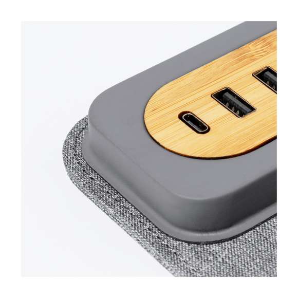 Elegante y funcional alfombrilla fabricada en combinación de suave poliéster RPET y bambú. Con puerto tipo C y cuatro puertos USB 2.0, permitiendo conectar y cargar los dispositivos fácilmente. Con soporte para smartphone y base antideslizante que garantiza un uso cómodo y estable. Introduce una nueva era de conectividad y sostenibilidad en el espacio de trabajo.Presentada en caja individual de diseño kraft y en bolsa reciclada.El material RPET se elabora a partir de plástico reciclado, para así fomentar la reutilización de residuos plásticos y ayudar a la sostenibilidad del planeta.