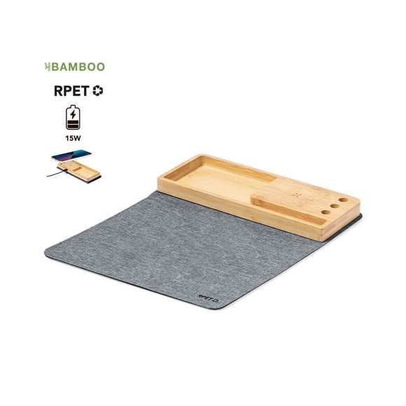 Elegante y funcional alfombrilla plegable fabricada en combinación de suave poliéster RPET y bambú. Con entrada tipo C -cable negro Tipo C incluido- y cargador inalámbrico de 15W,compatible con dispositivos equipados con tecnología de carga inalámbrica Qi. Incluye soporte para smartphone, soporte para bolígrafos, y compartimento libre de almacenaje en bambú. Base antideslizante que garantiza un uso cómodo y estable.Incluye manual de uso en en español e inglés. Presentada en caja individual de diseño kraft y en bolsa reciclada.El material RPET se elabora a partir de plástico reciclado, para así fomentar la reutilización de residuos plásticos y ayudar a la sostenibilidad del planeta.En cumplimiento con los requisitos de seguridad: Sistema de protección contra sobrecalentamiento. Sistema de protección contra sobrecarga. Sistema de bloqueo para evitar cortocircuitos.