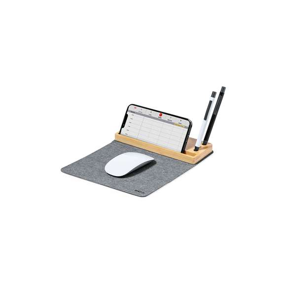 Elegante y funcional alfombrilla plegable fabricada en combinación de suave poliéster RPET y bambú. Con entrada tipo C -cable negro Tipo C incluido- y cargador inalámbrico de 15W,compatible con dispositivos equipados con tecnología de carga inalámbrica Qi. Incluye soporte para smartphone, soporte para bolígrafos, y compartimento libre de almacenaje en bambú. Base antideslizante que garantiza un uso cómodo y estable.Incluye manual de uso en en español e inglés. Presentada en caja individual de diseño kraft y en bolsa reciclada.El material RPET se elabora a partir de plástico reciclado, para así fomentar la reutilización de residuos plásticos y ayudar a la sostenibilidad del planeta.En cumplimiento con los requisitos de seguridad: Sistema de protección contra sobrecalentamiento. Sistema de protección contra sobrecarga. Sistema de bloqueo para evitar cortocircuitos.