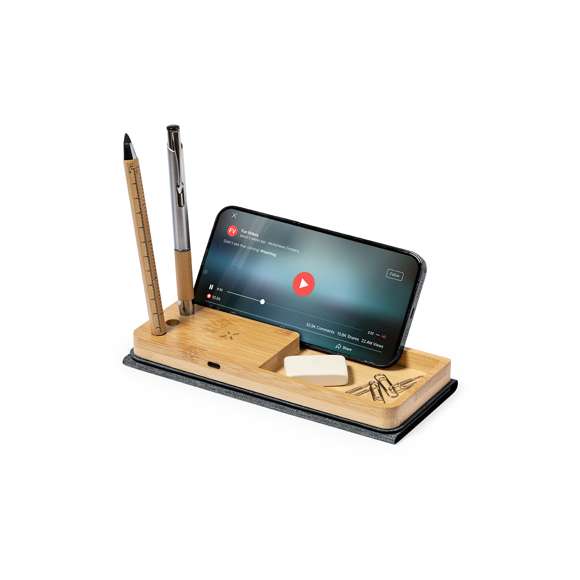 Elegante y funcional alfombrilla plegable fabricada en combinación de suave poliéster RPET y bambú. Con entrada tipo C -cable negro Tipo C incluido- y cargador inalámbrico de 15W,compatible con dispositivos equipados con tecnología de carga inalámbrica Qi. Incluye soporte para smartphone, soporte para bolígrafos, y compartimento libre de almacenaje en bambú. Base antideslizante que garantiza un uso cómodo y estable.Incluye manual de uso en en español e inglés. Presentada en caja individual de diseño kraft y en bolsa reciclada.El material RPET se elabora a partir de plástico reciclado, para así fomentar la reutilización de residuos plásticos y ayudar a la sostenibilidad del planeta.En cumplimiento con los requisitos de seguridad: Sistema de protección contra sobrecalentamiento. Sistema de protección contra sobrecarga. Sistema de bloqueo para evitar cortocircuitos.