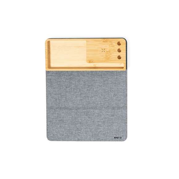 Elegante y funcional alfombrilla plegable fabricada en combinación de suave poliéster RPET y bambú. Con entrada tipo C -cable negro Tipo C incluido- y cargador inalámbrico de 15W,compatible con dispositivos equipados con tecnología de carga inalámbrica Qi. Incluye soporte para smartphone, soporte para bolígrafos, y compartimento libre de almacenaje en bambú. Base antideslizante que garantiza un uso cómodo y estable.Incluye manual de uso en en español e inglés. Presentada en caja individual de diseño kraft y en bolsa reciclada.El material RPET se elabora a partir de plástico reciclado, para así fomentar la reutilización de residuos plásticos y ayudar a la sostenibilidad del planeta.En cumplimiento con los requisitos de seguridad: Sistema de protección contra sobrecalentamiento. Sistema de protección contra sobrecarga. Sistema de bloqueo para evitar cortocircuitos.
