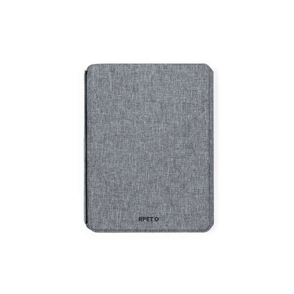 Carpeta/bloc multifunción con cierre magnético fabricada en poliéster 300D RPET, elaborado a partir de plástico reciclado, y etiqueta interior con distintivo RPET.Cargador inalámbrico de 10W, con fijación magnética y multiposición, integrado en portada, que permite usar el dispositivo mientras se está cargando. Accesorio anillo adhesivo incluido, compatible con todos los dispositivos equipados con tecnología Magsafe y Qi. Con cargador inalámbrico para smartwatch en la contraportada interior.Batería integrada de 5.000 mAh de capacidad de carga, con puerto Tipo C de entrada/salida y LEDs indicadores de estado de carga, con cable cargador incluido.Interior con soporte para smartphone y multitud de compartimentos para tarjetas. Soporte para bolígrafo y bloc interior A5 de 64 hojas, con disposición a una raya.Presentada en atractiva caja individual de diseño.Las capacidades mostradas en todas nuestras baterías auxiliares externas son reales, incorporando todas ellas baterías de grado A y no recicladas, con una vida útil de al menos 500 ciclos de carga y según normativa CE. Además, están fabricadas conforme a los estándares RoHS y en cumplimiento con los siguientes requisitos de seguridad:Sistema de protección contra sobrecarga del power bank.Sistema de protección contra descarga completa que proporciona una mayor durabilidad del power bank.Sistema de bloqueo para evitar cortocircuitos.Sistema de transferencia de carga constante, acorde con la capacidad del dispositivo de destino.