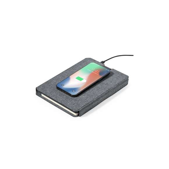 Carpeta/bloc multifunción con cierre magnético fabricada en poliéster 300D RPET, elaborado a partir de plástico reciclado, y etiqueta interior con distintivo RPET.Cargador inalámbrico de 10W, con fijación magnética y multiposición, integrado en portada, que permite usar el dispositivo mientras se está cargando. Accesorio anillo adhesivo incluido, compatible con todos los dispositivos equipados con tecnología Magsafe y Qi. Con cargador inalámbrico para smartwatch en la contraportada interior.Batería integrada de 5.000 mAh de capacidad de carga, con puerto Tipo C de entrada/salida y LEDs indicadores de estado de carga, con cable cargador incluido.Interior con soporte para smartphone y multitud de compartimentos para tarjetas. Soporte para bolígrafo y bloc interior A5 de 64 hojas, con disposición a una raya.Presentada en atractiva caja individual de diseño.Las capacidades mostradas en todas nuestras baterías auxiliares externas son reales, incorporando todas ellas baterías de grado A y no recicladas, con una vida útil de al menos 500 ciclos de carga y según normativa CE. Además, están fabricadas conforme a los estándares RoHS y en cumplimiento con los siguientes requisitos de seguridad:Sistema de protección contra sobrecarga del power bank.Sistema de protección contra descarga completa que proporciona una mayor durabilidad del power bank.Sistema de bloqueo para evitar cortocircuitos.Sistema de transferencia de carga constante, acorde con la capacidad del dispositivo de destino.