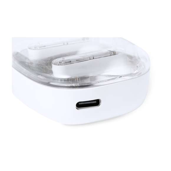 Auriculares intraurales en distintivo diseño transparente. Conexión Bluetooth 5.3 y gran autonomía . De diseño ergonómico, incluyen botón de control táctil integrado en el auricular, con base de carga a juego e indicadores de estado de carga. Función manos libres. Puerto de carga con entrada Tipo C (cable incluido). Presentados en caja individual de diseño kraft y en bolsa reciclada.