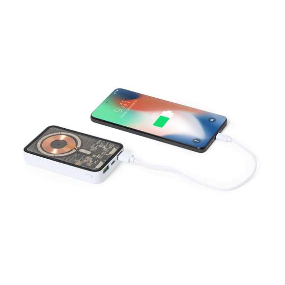 Batería auxiliar externa en distintivo diseño transparente, con 5.000 mAh de capacidad de carga. Cargador inalámbrico integrado 15W y conectores de entrada/salida Tipo C + salida USB. Con fijación magnética Magsafe, para una firme sujeción del dispositivo, compatible con dispositivos equipados con tecnología de carga inalámbrica Qi. Cable de carga incluido, con manual de instrucciones disponible en español e inglés. Presentada en caja individual de diseño eco y en cartón kraft.Entrada/Salida Tipo C: 5-12V DC 3-1.67A, 20WSalida USB: 5-12V DC 3-1.5A, 18WLas capacidades mostradas en todas nuestras baterías auxiliares externas son reales, incorporando todas ellas baterías de grado A y no recicladas, con una vida útil de al menos 500 ciclos de carga y según normativa CE. Además, están fabricadas conforme a los estándares RoHS y en cumplimiento con los siguientes requisitos de seguridad:Sistema de protección contra sobrecarga del power bank.Sistema de protección contra descarga completa que proporciona una mayor durabilidad del power bank.Sistema de bloqueo para evitar cortocircuitos.Sistema de transferencia de carga constante, acorde con la capacidad del dispositivo de destino.