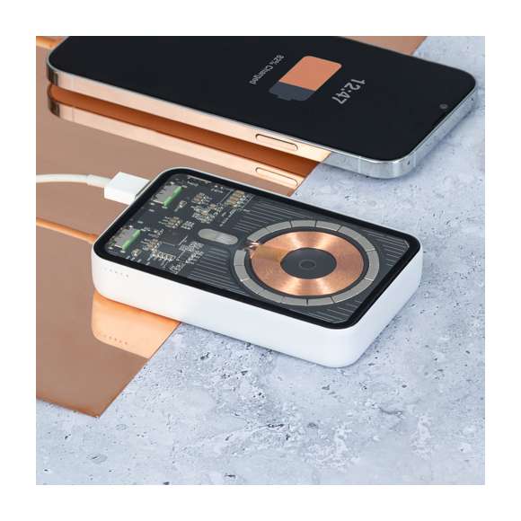 Batería auxiliar externa en distintivo diseño transparente, con 5.000 mAh de capacidad de carga. Cargador inalámbrico integrado 15W y conectores de entrada/salida Tipo C + salida USB. Con fijación magnética Magsafe, para una firme sujeción del dispositivo, compatible con dispositivos equipados con tecnología de carga inalámbrica Qi. Cable de carga incluido, con manual de instrucciones disponible en español e inglés. Presentada en caja individual de diseño eco y en cartón kraft.Entrada/Salida Tipo C: 5-12V DC 3-1.67A, 20WSalida USB: 5-12V DC 3-1.5A, 18WLas capacidades mostradas en todas nuestras baterías auxiliares externas son reales, incorporando todas ellas baterías de grado A y no recicladas, con una vida útil de al menos 500 ciclos de carga y según normativa CE. Además, están fabricadas conforme a los estándares RoHS y en cumplimiento con los siguientes requisitos de seguridad:Sistema de protección contra sobrecarga del power bank.Sistema de protección contra descarga completa que proporciona una mayor durabilidad del power bank.Sistema de bloqueo para evitar cortocircuitos.Sistema de transferencia de carga constante, acorde con la capacidad del dispositivo de destino.
