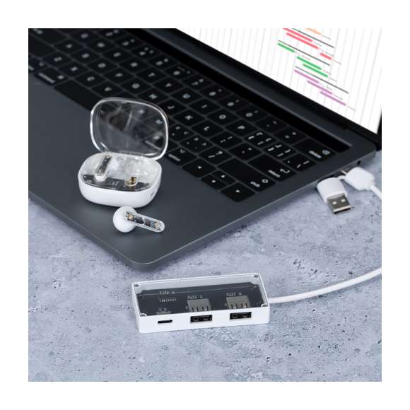 Puerto USB 2.0 en distintivo diseño transparente. Incluye puerto Tipo C y 2 puertos USB, con entrada dual USB/Tipo C. Presentado en caja individual de diseño kraft.Fabricado conforme a estándares RoHS, con sistema de bloqueo para evitar cortocircuitos.
