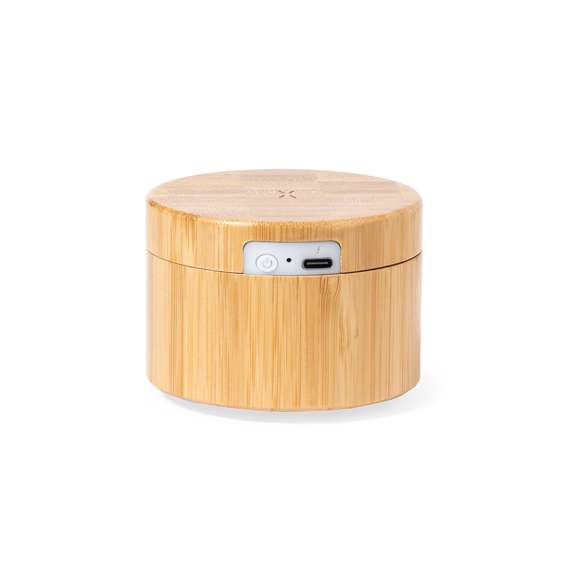 Lámpara multifunción fabricada en bambú. Con altavoz Bluetooth 5.0 de 3W de potencia y cargador inalámbrico de 15W. 2LEDs. Compatible con dispositivos móviles de carga inalámbrica, con cable cargador tipo C y viene presentada en una atractiva caja de diseño kraft. Disponible manual de instrucciones en español e inglés.Elaborado con elementos vegetales para así fomentar la utilización de materias primas naturales y reducir las emisiones contaminantes.