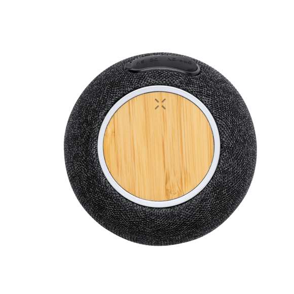 Altavoz multifunción con conexión Bluetooth. Con carga inalámbrica de 15W para dispositivos con tecnología Qi. Carcasa fabricada en bambú y poliéster RPET, 5W de potencia, batería de 1200 mAh y conexión Bluetooth 5.0. Incluye cable cargador Tipo C. Con distintivo RPET y presentado en caja individual de diseño kraft. Disponible manual de instrucciones en español e inglés.El material RPET se elabora a partir de plástico reciclado, para así fomentar la reutilización de residuos plásticos y ayudar a la sostenibilidad del planeta.