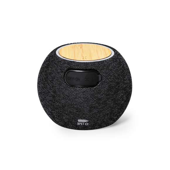 Altavoz multifunción con conexión Bluetooth. Con carga inalámbrica de 15W para dispositivos con tecnología Qi. Carcasa fabricada en bambú y poliéster RPET, 5W de potencia, batería de 1200 mAh y conexión Bluetooth 5.0. Incluye cable cargador Tipo C. Con distintivo RPET y presentado en caja individual de diseño kraft. Disponible manual de instrucciones en español e inglés.El material RPET se elabora a partir de plástico reciclado, para así fomentar la reutilización de residuos plásticos y ayudar a la sostenibilidad del planeta.