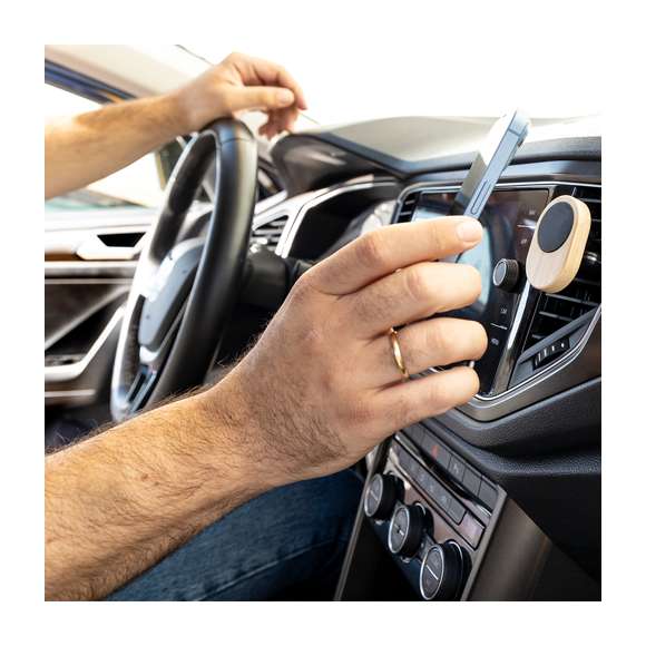 Soporte de rejilla de coche para smartphone fabricado en bambú. Cómoda y segura fijación magnética. Incluye anillo adhesivo. Presentado en caja individual de diseño eco en cartón kraft.Materiales como el bambú fomentan la utilización de materias primas naturales, reduciendo las emisiones contaminantes. Proviene de una planta de gran resistencia, con versatilidad de crecimiento y regeneración rápida, siendo una excelente alternativa al uso de madera tradicional.