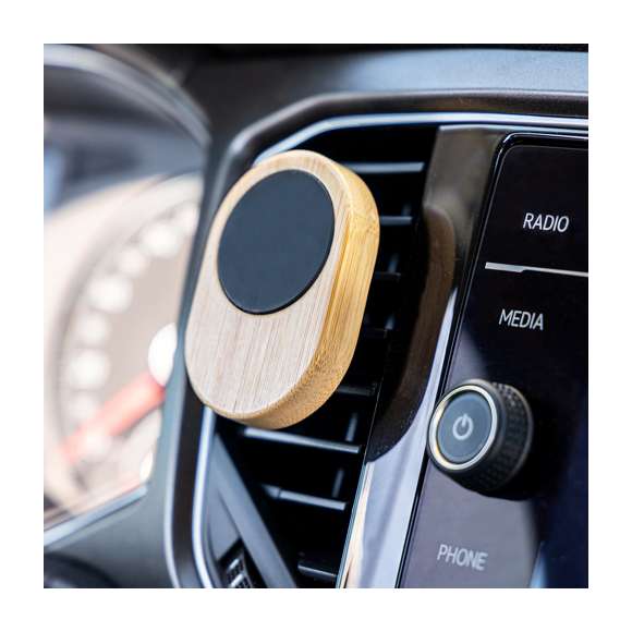 Soporte de rejilla de coche para smartphone fabricado en bambú. Cómoda y segura fijación magnética. Incluye anillo adhesivo. Presentado en caja individual de diseño eco en cartón kraft.Materiales como el bambú fomentan la utilización de materias primas naturales, reduciendo las emisiones contaminantes. Proviene de una planta de gran resistencia, con versatilidad de crecimiento y regeneración rápida, siendo una excelente alternativa al uso de madera tradicional.