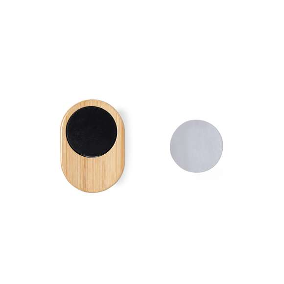 Soporte de rejilla de coche para smartphone fabricado en bambú. Cómoda y segura fijación magnética. Incluye anillo adhesivo. Presentado en caja individual de diseño eco en cartón kraft.Materiales como el bambú fomentan la utilización de materias primas naturales, reduciendo las emisiones contaminantes. Proviene de una planta de gran resistencia, con versatilidad de crecimiento y regeneración rápida, siendo una excelente alternativa al uso de madera tradicional.