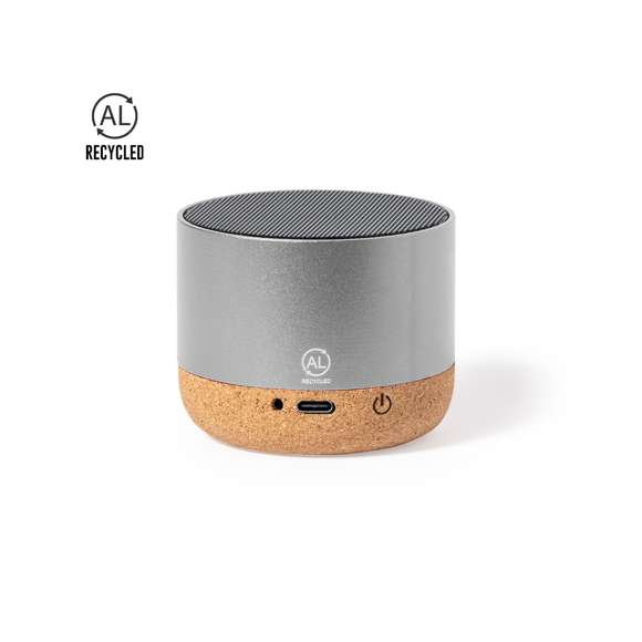 Altavoz fabricado en combinación eco con carcasa de aluminio reciclado y base de corcho natural. Con conexión Bluetooth y 3W de potencia. Batería de litio de 300mAh. Incluye distintivo aluminio reciclado. Presentado en caja individual de diseño kraft. Disponible manual de instrucciones en español e inglés.El aluminio reciclado es un material con posibilidades de reciclaje casi infinitas, sin perder sus propiedades originales y consumiendo menos energía en este proceso.Certificación GRS (Global Recycled Standard / Estándar de Reciclaje Global), que garantiza el origen reciclado del material usado para fabricar el producto.