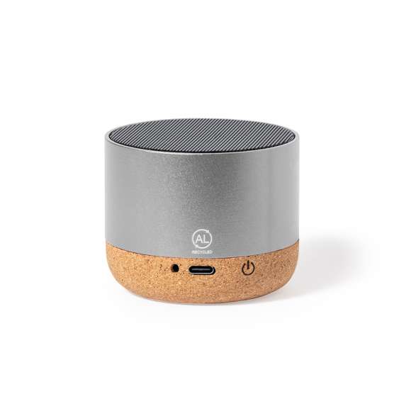 Altavoz fabricado en combinación eco con carcasa de aluminio reciclado y base de corcho natural. Con conexión Bluetooth y 3W de potencia. Batería de litio de 300mAh. Incluye distintivo aluminio reciclado. Presentado en caja individual de diseño kraft. Disponible manual de instrucciones en español e inglés.El aluminio reciclado es un material con posibilidades de reciclaje casi infinitas, sin perder sus propiedades originales y consumiendo menos energía en este proceso.Certificación GRS (Global Recycled Standard / Estándar de Reciclaje Global), que garantiza el origen reciclado del material usado para fabricar el producto.