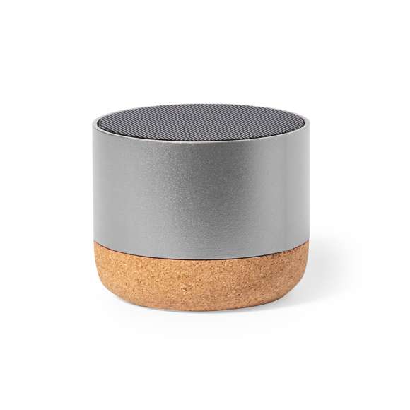 Altavoz fabricado en combinación eco con carcasa de aluminio reciclado y base de corcho natural. Con conexión Bluetooth y 3W de potencia. Batería de litio de 300mAh. Incluye distintivo aluminio reciclado. Presentado en caja individual de diseño kraft. Disponible manual de instrucciones en español e inglés.El aluminio reciclado es un material con posibilidades de reciclaje casi infinitas, sin perder sus propiedades originales y consumiendo menos energía en este proceso.Certificación GRS (Global Recycled Standard / Estándar de Reciclaje Global), que garantiza el origen reciclado del material usado para fabricar el producto.