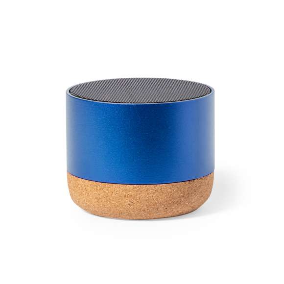 Altavoz fabricado en combinación eco con carcasa de aluminio reciclado y base de corcho natural. Con conexión Bluetooth y 3W de potencia. Batería de litio de 300mAh. Incluye distintivo aluminio reciclado. Presentado en caja individual de diseño kraft. Disponible manual de instrucciones en español e inglés.El aluminio reciclado es un material con posibilidades de reciclaje casi infinitas, sin perder sus propiedades originales y consumiendo menos energía en este proceso.Certificación GRS (Global Recycled Standard / Estándar de Reciclaje Global), que garantiza el origen reciclado del material usado para fabricar el producto.