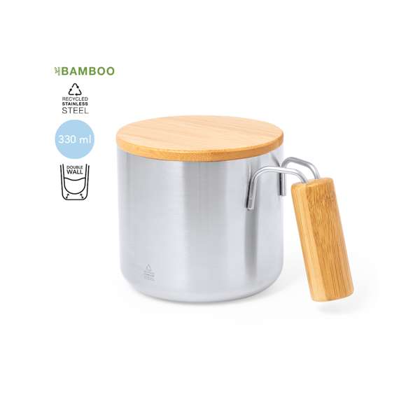 Original taza térmica de doble pared y 330 ml de capacidad. Fabricada en acero inox reciclado, con tapa de bambú y asa de cómodo agarre a juego. Con distintivo Acero Inoxidable Reciclado. Presentada en caja individual de diseño kraft y en bolsa reciclada.El acero es uno de los materiales más demandados y que puede encontrarse casi en todas partes, desde productos de uso diario a grandes construcciones. Con innumerables propiedades, entre las que cabe destacar la durabilidad y su alto grado de reutilización, convirtiéndolo en una alternativa muy valorada en soluciones de sostenibilidad. Debidamente tratado, permite obtener nuevos recursos de infinita utilización.