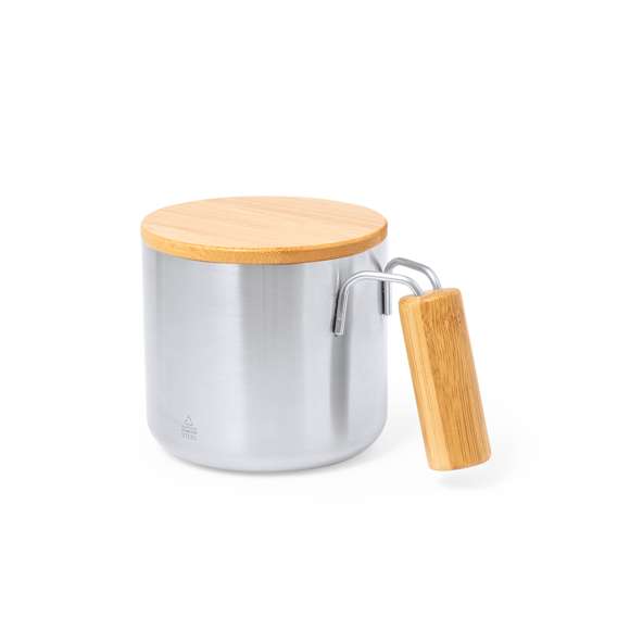 Original taza térmica de doble pared y 330 ml de capacidad. Fabricada en acero inox reciclado, con tapa de bambú y asa de cómodo agarre a juego. Con distintivo Acero Inoxidable Reciclado. Presentada en caja individual de diseño kraft y en bolsa reciclada.El acero es uno de los materiales más demandados y que puede encontrarse casi en todas partes, desde productos de uso diario a grandes construcciones. Con innumerables propiedades, entre las que cabe destacar la durabilidad y su alto grado de reutilización, convirtiéndolo en una alternativa muy valorada en soluciones de sostenibilidad. Debidamente tratado, permite obtener nuevos recursos de infinita utilización.
