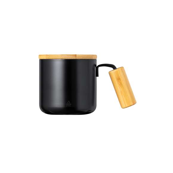 Original taza térmica de doble pared y 330 ml de capacidad. Fabricada en acero inox reciclado, con tapa de bambú y asa de cómodo agarre a juego. Con distintivo Acero Inoxidable Reciclado. Presentada en caja individual de diseño kraft y en bolsa reciclada.El acero es uno de los materiales más demandados y que puede encontrarse casi en todas partes, desde productos de uso diario a grandes construcciones. Con innumerables propiedades, entre las que cabe destacar la durabilidad y su alto grado de reutilización, convirtiéndolo en una alternativa muy valorada en soluciones de sostenibilidad. Debidamente tratado, permite obtener nuevos recursos de infinita utilización.