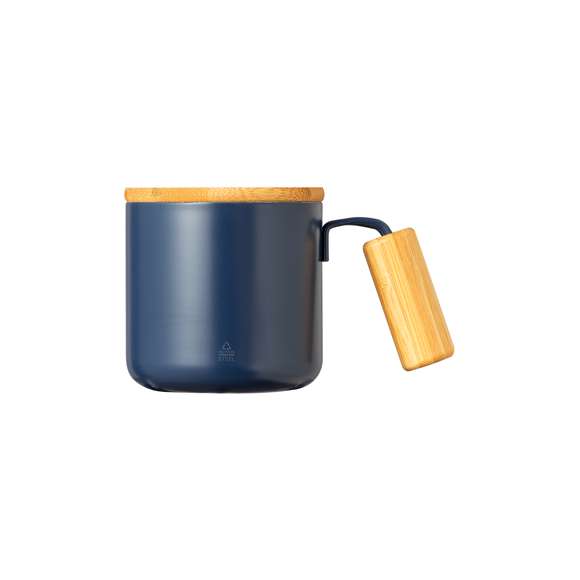Original taza térmica de doble pared y 330 ml de capacidad. Fabricada en acero inox reciclado, con tapa de bambú y asa de cómodo agarre a juego. Con distintivo Acero Inoxidable Reciclado. Presentada en caja individual de diseño kraft y en bolsa reciclada.El acero es uno de los materiales más demandados y que puede encontrarse casi en todas partes, desde productos de uso diario a grandes construcciones. Con innumerables propiedades, entre las que cabe destacar la durabilidad y su alto grado de reutilización, convirtiéndolo en una alternativa muy valorada en soluciones de sostenibilidad. Debidamente tratado, permite obtener nuevos recursos de infinita utilización.