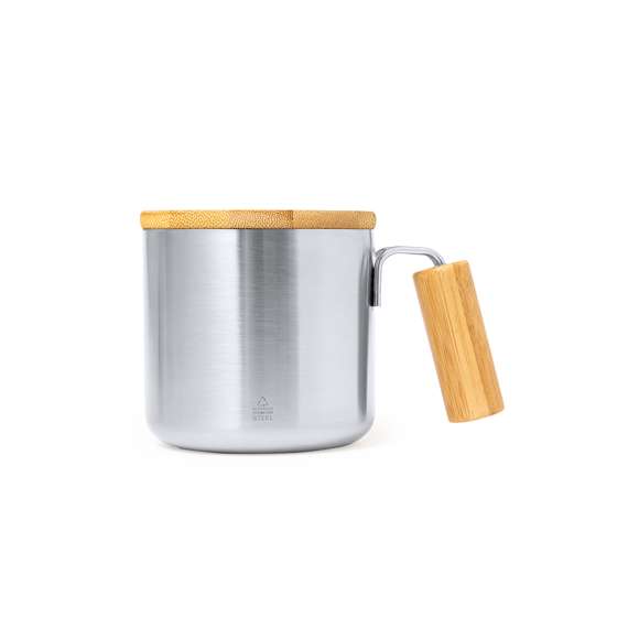 Original taza térmica de doble pared y 330 ml de capacidad. Fabricada en acero inox reciclado, con tapa de bambú y asa de cómodo agarre a juego. Con distintivo Acero Inoxidable Reciclado. Presentada en caja individual de diseño kraft y en bolsa reciclada.El acero es uno de los materiales más demandados y que puede encontrarse casi en todas partes, desde productos de uso diario a grandes construcciones. Con innumerables propiedades, entre las que cabe destacar la durabilidad y su alto grado de reutilización, convirtiéndolo en una alternativa muy valorada en soluciones de sostenibilidad. Debidamente tratado, permite obtener nuevos recursos de infinita utilización.