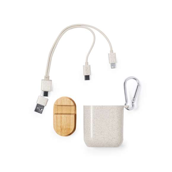 Cable cargador fabricado en fibra de trigo. Con conexiones de entrada Tipo C y USB y salidas Tipo C, Lightning y Micro USB. 5V DC 2.4A. Presentado en elegante estuche de diseño fabricado en fibra de trigo y tapadera de cierre en bambú, con función soporte para smartphones. Elaborado con elementos vegetales para así fomentar la utilización de materias primas naturales y reducir las emisiones contaminantes.