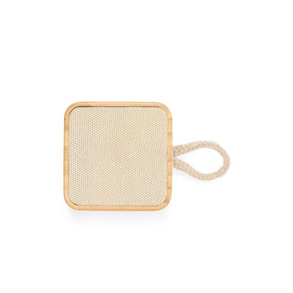 Altavoz inalámbrico con conexión Bluetooth y 3W potencia. Con carcasa en bambú natural en combinación recubrimiento superior de algodón. De tamaño compacto y con práctica asa de transporte en algodón. Batería de litio de 300mAh, con cable de carga Tipo C incluido. Presentado en caja individual de diseño kraft. Disponible manual de instrucciones en español e inglés.Materiales como el bambú fomentan la utilización de materias primas naturales reduciendo las emisiones contaminantes. Proviene de una planta de gran resistencia, versatilidad de crecimiento y de regeneración rápida, siendo una excelente alternativa al uso de madera tradicional.
