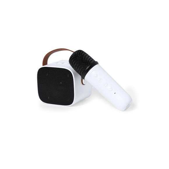 Original pack de karaoke con altavoz y micrófono. Su compacto tamaño y la facilidad de la conexión Bluetooth lo convierte en un ideal accesorio para para disfrutar en cualquier lugar y momento. Incluye:Altavoz con práctica asa de transporte en PU. 5W de potencia y batería de 1200 mAh de larga duración.Micrófono con diseño ergonómico a juego para disfrutar de las mejores canciones.Presentado en caja de diseño Kraft. Disponible manual de instrucciones en español e inglés.