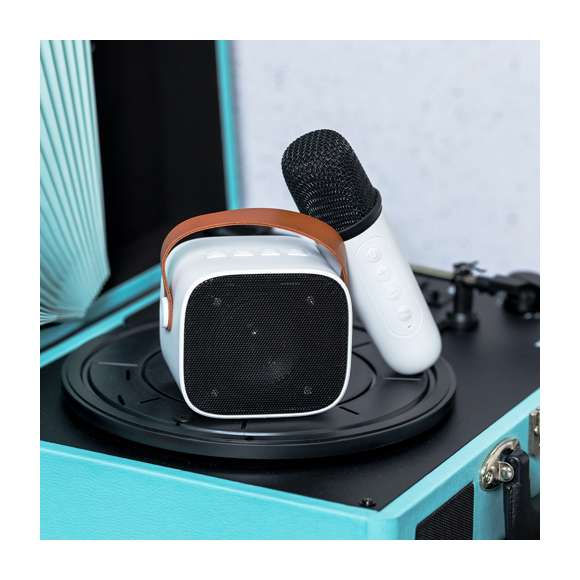 Original pack de karaoke con altavoz y micrófono. Su compacto tamaño y la facilidad de la conexión Bluetooth lo convierte en un ideal accesorio para para disfrutar en cualquier lugar y momento. Incluye:Altavoz con práctica asa de transporte en PU. 5W de potencia y batería de 1200 mAh de larga duración.Micrófono con diseño ergonómico a juego para disfrutar de las mejores canciones.Presentado en caja de diseño Kraft. Disponible manual de instrucciones en español e inglés.