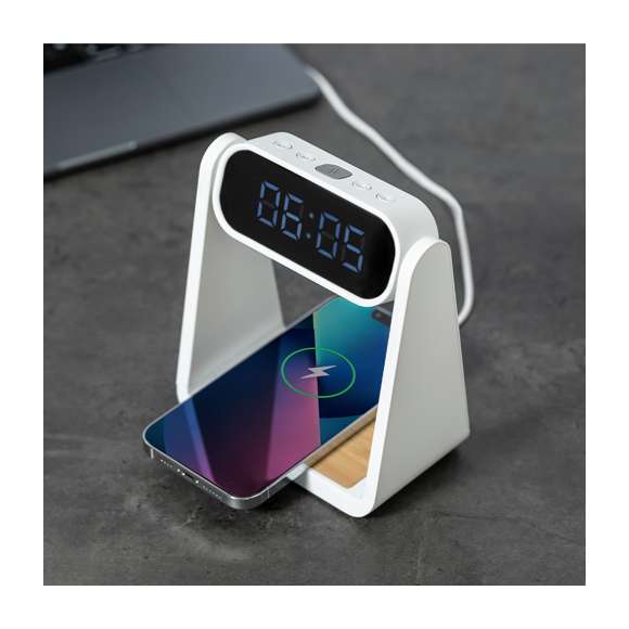 Reloj multifunción con pantalla retroiluminada, función lámpara y cargador inalámbrico 10W integrado. Fabricado en resistente ABS y bambú, de elegante diseño en color blanco, con funciones hora (12/24h) y alarma (3) . Pantalla con intensidad regulable, compatible con dispositivos equipados con tecnología de carga inalámbrica Qi y lámpara con 6 LEDs. Presentado en caja individual de diseño kraft y protector de papel, con manual de instrucciones en español en inglés.Elaborado con elementos vegetales para así fomentar la utilización de materias primas naturales y reducir las emisiones contaminantes.