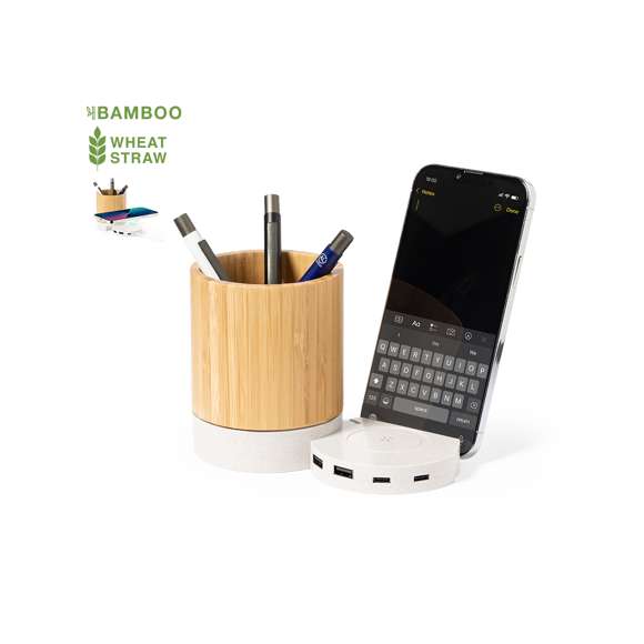 Lapicero multifunción 4 en 1 fabricado en bambú y fibra de trigo.Con funciones lapicero, soporte para smartphones, cargador inalámbrico 5W, puerto USB (2xUSB 2.0 y 1x tipo C) . Compatible con smartphones con tecnología de carga inalámbrica Qi. Incluye cable tipo C en color blanco de 1 metro de largo. Presentado en atractiva caja de diseño kraft. Disponible manual de instrucciones en español e inglés.Elaborado con elementos vegetales para así fomentar la utilización de materias primas naturales y reducir las emisiones contaminantes.