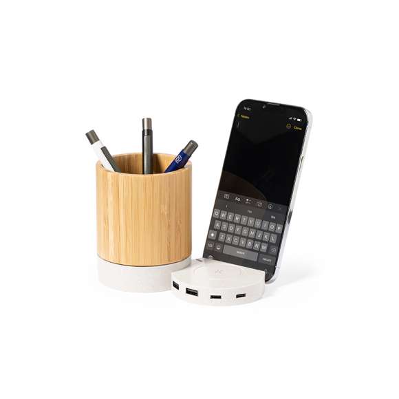 Lapicero multifunción 4 en 1 fabricado en bambú y fibra de trigo.Con funciones lapicero, soporte para smartphones, cargador inalámbrico 5W, puerto USB (2xUSB 2.0 y 1x tipo C) . Compatible con smartphones con tecnología de carga inalámbrica Qi. Incluye cable tipo C en color blanco de 1 metro de largo. Presentado en atractiva caja de diseño kraft. Disponible manual de instrucciones en español e inglés.Elaborado con elementos vegetales para así fomentar la utilización de materias primas naturales y reducir las emisiones contaminantes.
