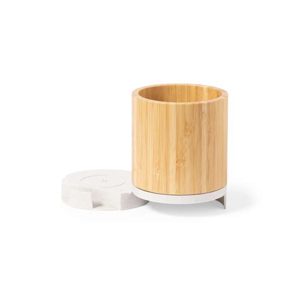 Lapicero multifunción 4 en 1 fabricado en bambú y fibra de trigo.Con funciones lapicero, soporte para smartphones, cargador inalámbrico 5W, puerto USB (2xUSB 2.0 y 1x tipo C) . Compatible con smartphones con tecnología de carga inalámbrica Qi. Incluye cable tipo C en color blanco de 1 metro de largo. Presentado en atractiva caja de diseño kraft. Disponible manual de instrucciones en español e inglés.Elaborado con elementos vegetales para así fomentar la utilización de materias primas naturales y reducir las emisiones contaminantes.