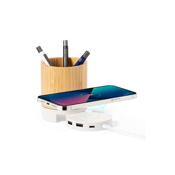 Lapicero multifunción 4 en 1 fabricado en bambú y fibra de trigo.Con funciones lapicero, soporte para smartphones, cargador inalámbrico 5W, puerto USB (2xUSB 2.0 y 1x tipo C) . Compatible con smartphones con tecnología de carga inalámbrica Qi. Incluye cable tipo C en color blanco de 1 metro de largo. Presentado en atractiva caja de diseño kraft. Disponible manual de instrucciones en español e inglés.Elaborado con elementos vegetales para así fomentar la utilización de materias primas naturales y reducir las emisiones contaminantes.