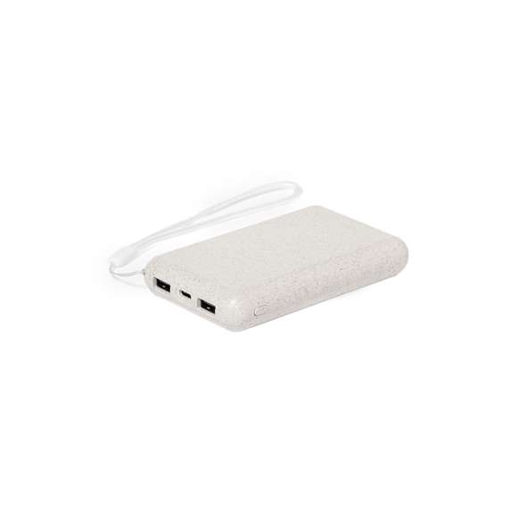 Batería auxiliar externa de recarga solar fabricada en fibra de trigo. De 5.000 mAh capacidad de carga. Con conector de entrada/salida Tipo C + salidas USB. Incluye panel fotovoltáico que brinda la facilidad de recargar la batería en cualquier espacio exterior sin necesidad de conexión. Presentado en una caja de diseño de kraft.Tipo C Entrada/Salida: 5V DC 2.4A, 12W2 Saidas USB: 5V DC 2.4A, 12WLas capacidades mostradas en todas nuestras baterías auxiliares externas son reales, incorporando todas ellas baterías de grado A y no recicladas, con una vida útil de al menos 500 ciclos de carga y según normativa CE. Además, están fabricadas conforme a los estándares RoHS y en cumplimiento con los siguientes requisitos de seguridad:Sistema de protección contra sobrecarga del power bank.Sistema de protección contra descarga completa que proporciona una mayor durabilidad del power bank.Sistema de bloqueo para evitar cortocircuitos.Sistema de transferencia de carga constante, acorde con la capacidad del dispositivo de destino.La caña de trigo fomenta la utilización de materias primas naturales, reduciendo así las emisiones contaminantes.