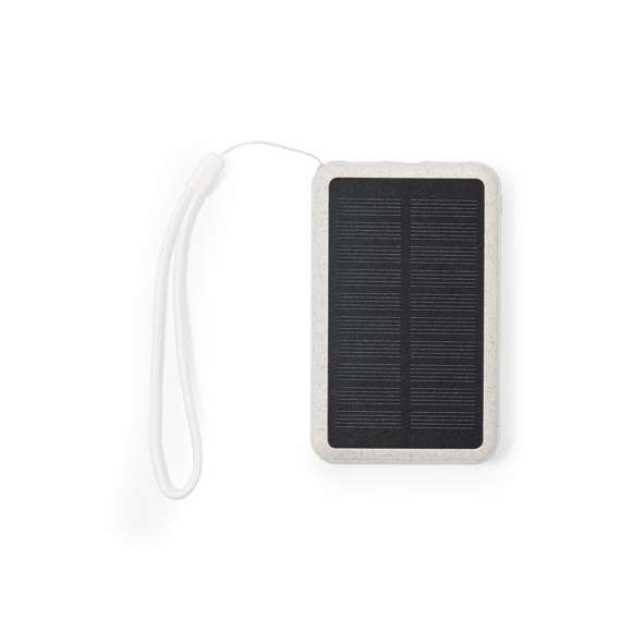 Batería auxiliar externa de recarga solar fabricada en fibra de trigo. De 5.000 mAh capacidad de carga. Con conector de entrada/salida Tipo C + salidas USB. Incluye panel fotovoltáico que brinda la facilidad de recargar la batería en cualquier espacio exterior sin necesidad de conexión. Presentado en una caja de diseño de kraft.Tipo C Entrada/Salida: 5V DC 2.4A, 12W2 Saidas USB: 5V DC 2.4A, 12WLas capacidades mostradas en todas nuestras baterías auxiliares externas son reales, incorporando todas ellas baterías de grado A y no recicladas, con una vida útil de al menos 500 ciclos de carga y según normativa CE. Además, están fabricadas conforme a los estándares RoHS y en cumplimiento con los siguientes requisitos de seguridad:Sistema de protección contra sobrecarga del power bank.Sistema de protección contra descarga completa que proporciona una mayor durabilidad del power bank.Sistema de bloqueo para evitar cortocircuitos.Sistema de transferencia de carga constante, acorde con la capacidad del dispositivo de destino.La caña de trigo fomenta la utilización de materias primas naturales, reduciendo así las emisiones contaminantes.