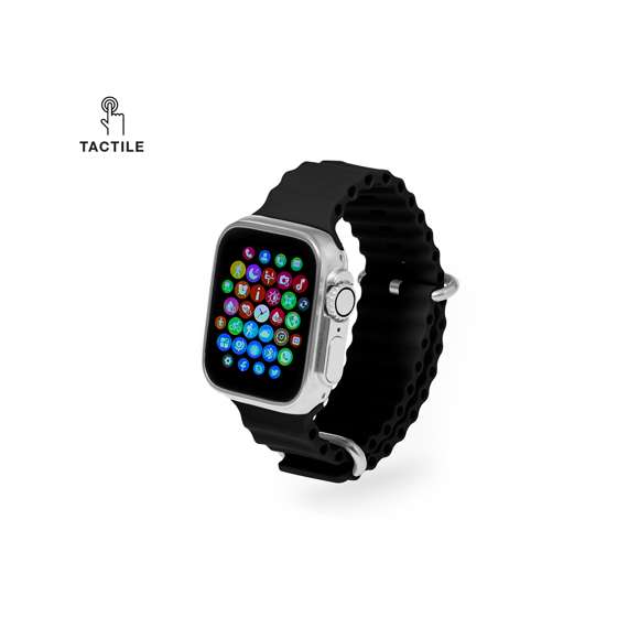 Reloj inteligente multifunción de diseño casual, con conexión Bluetooth 5.3 y recargable mediante conexión inalámbrica (cargador incluido). Elegante carcasa metálica, con correa en material TPU y pantalla TFT táctil de 1,83 pulgadas, ofreciendo una vibrante experiencia visual. Batería de 180 mAh de larga duración.Resistente a salpicaduras de agua, con APP disponible para iOS y Android. Base de carga incluida y presentado en atractiva caja de diseño kraft. Disponible manual de instrucciones en español e inglés.