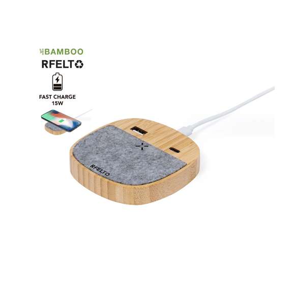 Cargador inalámbrico fabricado en bambú y fieltro RPET. Función de carga de 15W y compatible con dispositivos equipados con tecnología Qi. Incluye 2 salidas para multicarga de dispositivos: 1 salida tipo USB y una salida Tipo C. Con distintivo RPET. Amplia superficie de marcaje, presentado en atractiva caja de diseño kraft.El fieltro RPET reciclado es fruto de la combinación del proceso de reciclaje de materiales plásticos junto a la técnica milenaria de fabricación del fieltro, dando como resultado un material de eco-tendencia que, además de ser de origen reciclado, también se convierte en reciclable.