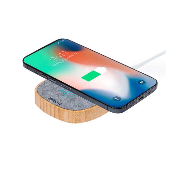 Cargador inalámbrico fabricado en bambú y fieltro RPET. Función de carga de 15W y compatible con dispositivos equipados con tecnología Qi. Incluye 2 salidas para multicarga de dispositivos: 1 salida tipo USB y una salida Tipo C. Con distintivo RPET. Amplia superficie de marcaje, presentado en atractiva caja de diseño kraft.El fieltro RPET reciclado es fruto de la combinación del proceso de reciclaje de materiales plásticos junto a la técnica milenaria de fabricación del fieltro, dando como resultado un material de eco-tendencia que, además de ser de origen reciclado, también se convierte en reciclable.