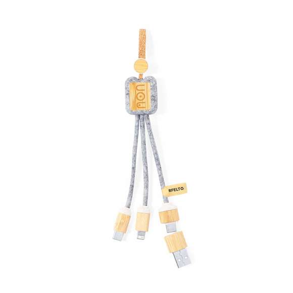 Cable cargador fabricado en bambú y fieltro RPET. Con conexiones de entrada Tipo C y USB y salidas Tipo C, lightning y Micro USB. 5V DC 2.4A. Presentado en bolsa individual de diseño kraft con autocierre, con distintivo en etiqueta.El fieltro RPET reciclado es fruto de la combinación del proceso de reciclaje de materiales plásticos junto a la técnica milenaria de fabricación del fieltro, dando como resultado un material de eco-tendencia que, además de ser de origen reciclado, también se convierte en reciclable.