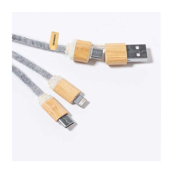 Cable cargador fabricado en bambú y fieltro RPET. Con conexiones de entrada Tipo C y USB y salidas Tipo C, lightning y Micro USB. 5V DC 2.4A. Presentado en bolsa individual de diseño kraft con autocierre, con distintivo en etiqueta.El fieltro RPET reciclado es fruto de la combinación del proceso de reciclaje de materiales plásticos junto a la técnica milenaria de fabricación del fieltro, dando como resultado un material de eco-tendencia que, además de ser de origen reciclado, también se convierte en reciclable.
