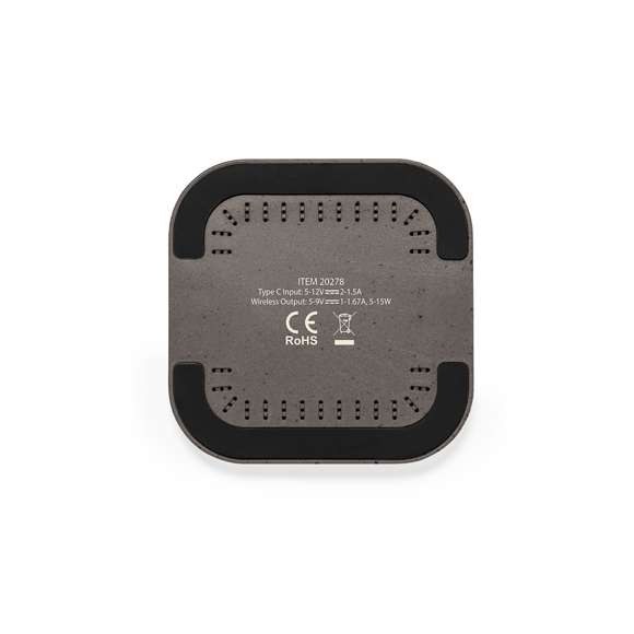 Cargador inalámbrico fabricado en fibra de café y algodón reciclado. Base antideslizante y compatible con dispositivos equipados con tecnología de carga Qi. Capacidad de carga de 15W, con cable negro Tipo C incluido. Con distintivos de fibra de café y algodón reciclado. Presentado en atractiva caja de diseño kraft, con manual de instrucciones en español e inglés.La fibra de café es una solución circular que se obtiene de la utilización de los residuos producidos en la obtención del café. Una alternativa sostenible que favorece la reducción del uso de plásticos, ahorrando energía en su proceso de fabricación y contribuyendo al cuidado del medio ambiente.Disponible certificación GRS (Global Recycled Standard / Estándar de Reciclaje Global), que garantiza el origen reciclado del material usado para fabricar el producto.