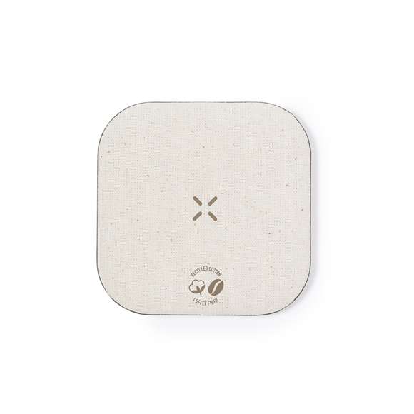 Cargador inalámbrico fabricado en fibra de café y algodón reciclado. Base antideslizante y compatible con dispositivos equipados con tecnología de carga Qi. Capacidad de carga de 15W, con cable negro Tipo C incluido. Con distintivos de fibra de café y algodón reciclado. Presentado en atractiva caja de diseño kraft, con manual de instrucciones en español e inglés.La fibra de café es una solución circular que se obtiene de la utilización de los residuos producidos en la obtención del café. Una alternativa sostenible que favorece la reducción del uso de plásticos, ahorrando energía en su proceso de fabricación y contribuyendo al cuidado del medio ambiente.Disponible certificación GRS (Global Recycled Standard / Estándar de Reciclaje Global), que garantiza el origen reciclado del material usado para fabricar el producto.
